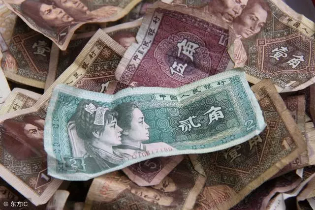 周末給婆婆1000生活費,回來時塞兒子一布包,打開後呆住了