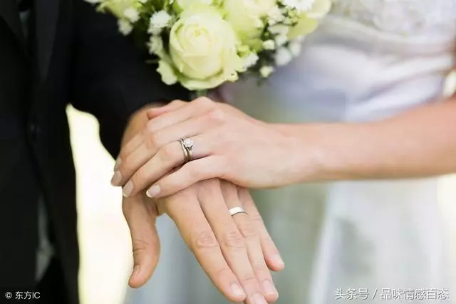結婚第二天,婆婆來我家,公公打來電話說原因,全家亂了