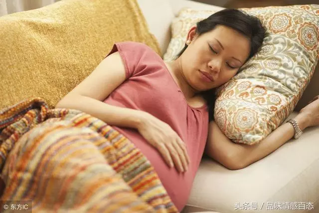生完孩子後老公嫌我胖和我離婚,一年後老公讓我痛哭流淚