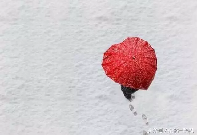 農村婆婆伺候我坐月子,臨走時她留下舊布包,打開後我淚流滿面