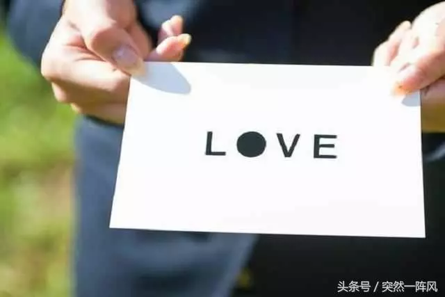 農村婆婆伺候我坐月子,臨走時她留下舊布包,打開後我淚流滿面