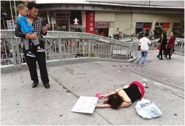 美女躺天橋,路人不敢扶,警察趕到後傻眼了!