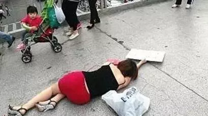美女躺天橋,路人不敢扶,警察趕到後傻眼了!