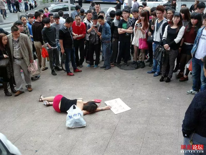 美女躺天橋,路人不敢扶,警察趕到後傻眼了!
