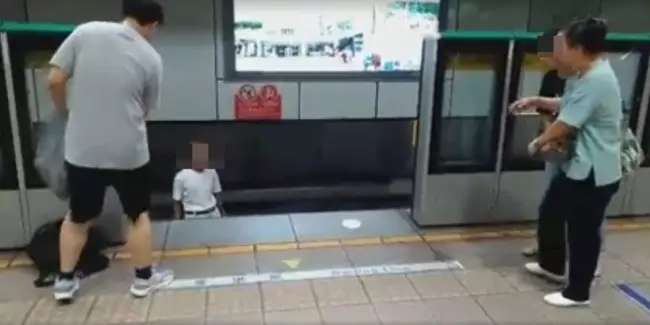 男吵架賭氣跳軌自殺被民眾救起,女伴直接伸腳猛踹回他下去