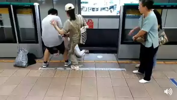 男吵架賭氣跳軌自殺被民眾救起,女伴直接伸腳猛踹回他下去