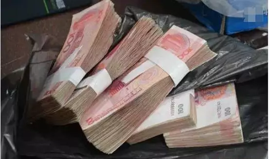 兒子生病小姑子送來五萬現金,晚上我看到她的朋友圈,我愣住了!