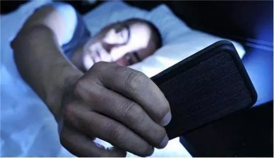 熬 夜 真 的 會 死 人!看看經常熬夜的人,身體會發生什麼惡性變化....