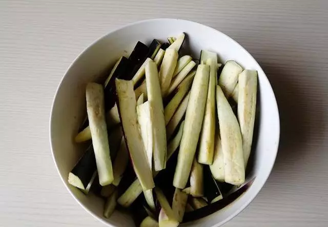 茄子的家常做法,只多這一步,不用油炸,不油膩,好吃到停不下來
