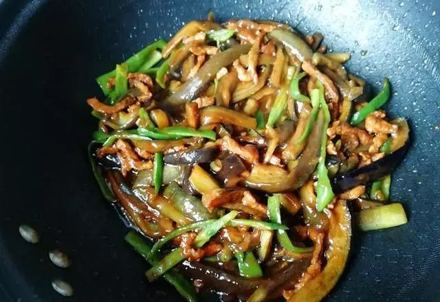 茄子的家常做法,只多這一步,不用油炸,不油膩,好吃到停不下來