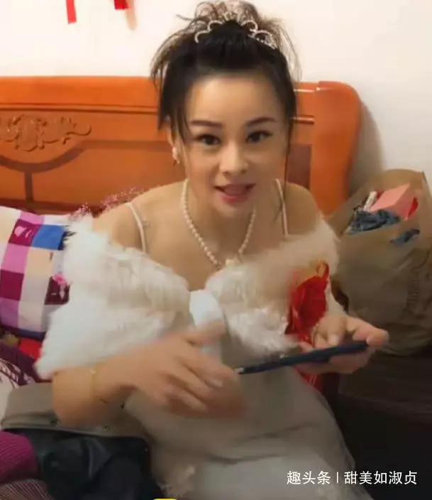 新娘因玩手機讓新郎明天再來,看到手機里的內容時,心疼新郎