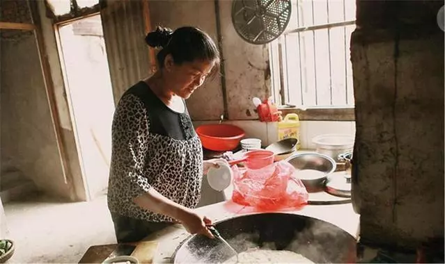 結婚時婆家給八萬彩禮,去婆家時忘敲門,聽到屋內對話我不知所措