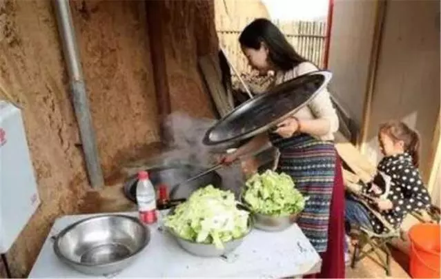 結婚時婆家給八萬彩禮,去婆家時忘敲門,聽到屋內對話我不知所措