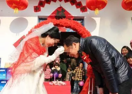 新婚夜,丈夫在洗澡,堂弟發來一條信息,妻子瞥眼連夜逃走