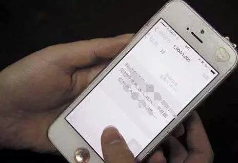 新婚夜,丈夫在洗澡,堂弟發來一條信息,妻子瞥眼連夜逃走