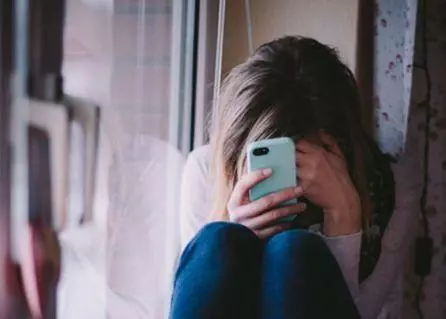新婚夜,丈夫在洗澡,堂弟發來一條信息,妻子瞥眼連夜逃走