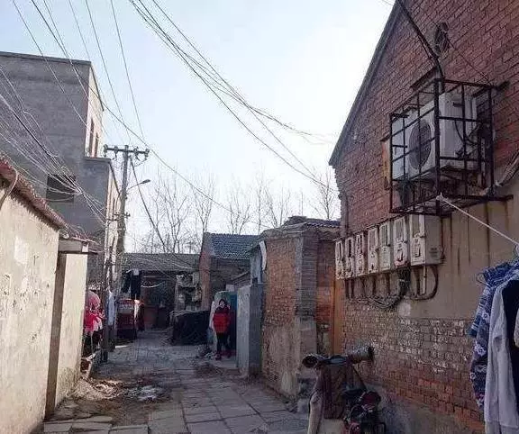 小舅子鬧離婚,岳父讓我去勸,走進他家一看,我直接拉他去辦手續