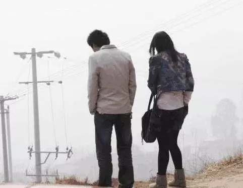 小舅子鬧離婚,岳父讓我去勸,走進他家一看,我直接拉他去辦手續
