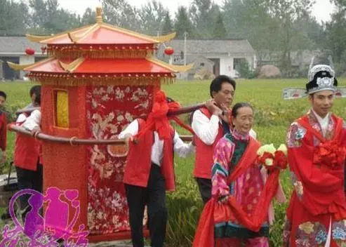 小舅子鬧離婚,岳父讓我去勸,走進他家一看,我直接拉他去辦手續