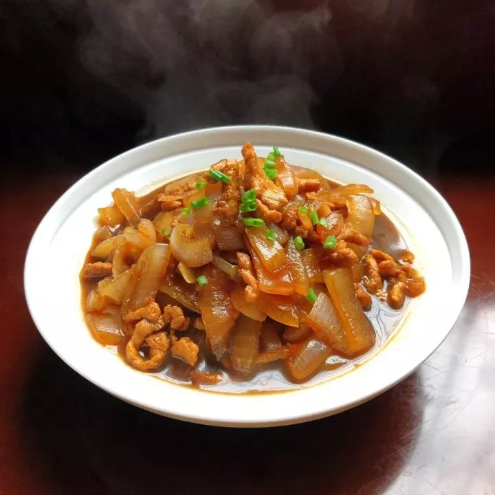 家常菜,洋蔥炒肉做法,微微甜很美味