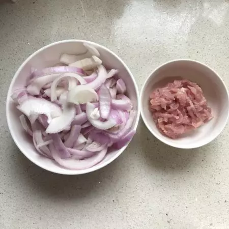 家常菜,洋蔥炒肉做法,微微甜很美味