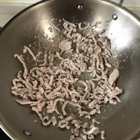 家常菜,洋蔥炒肉做法,微微甜很美味