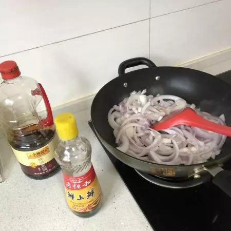 家常菜,洋蔥炒肉做法,微微甜很美味