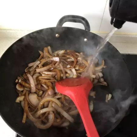 家常菜,洋蔥炒肉做法,微微甜很美味