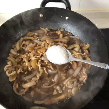 家常菜,洋蔥炒肉做法,微微甜很美味