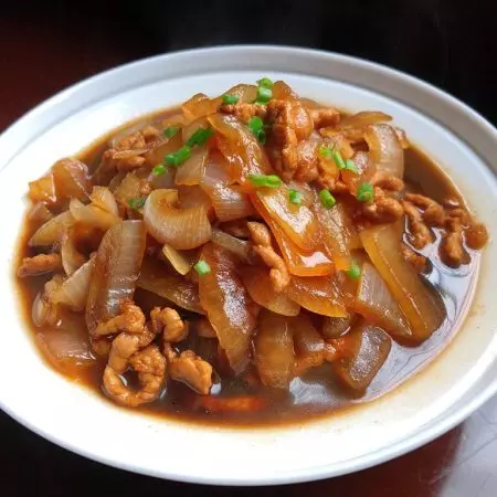 家常菜,洋蔥炒肉做法,微微甜很美味