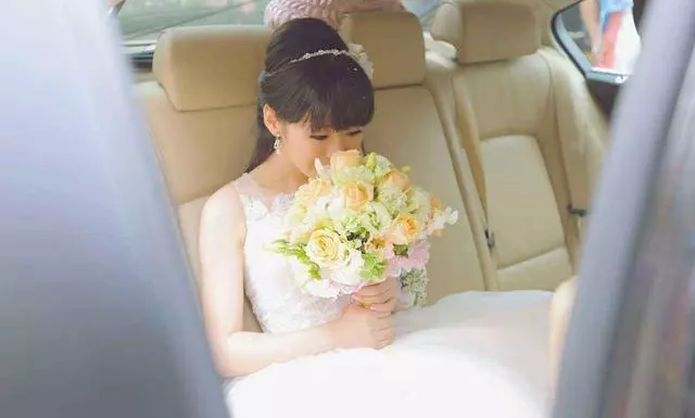 婆家給彩禮20萬,母親陪嫁一輛車,婚禮上看到車,我不請父母上台