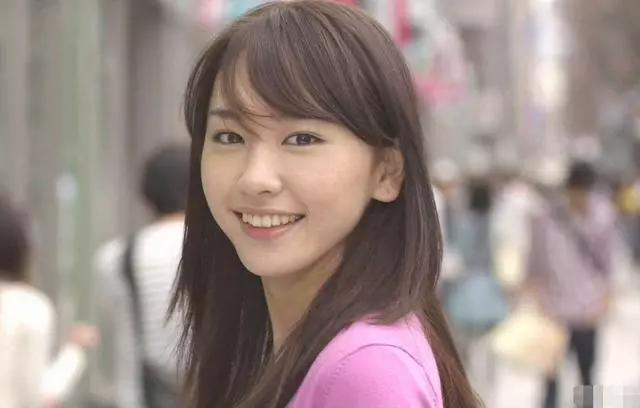 姑娘遠嫁,農村繼母給她一張銀行卡,查完卡里餘額,她一夜沒合眼