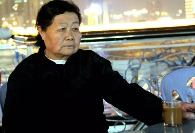 姑娘遠嫁,農村繼母給她一張銀行卡,查完卡里餘額,她一夜沒合眼