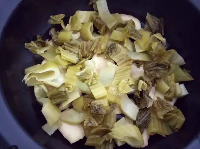 鄉下婆婆送來一包鹹菜,兒媳嫌髒丟在門外,兒子撿起後紅了眼眶