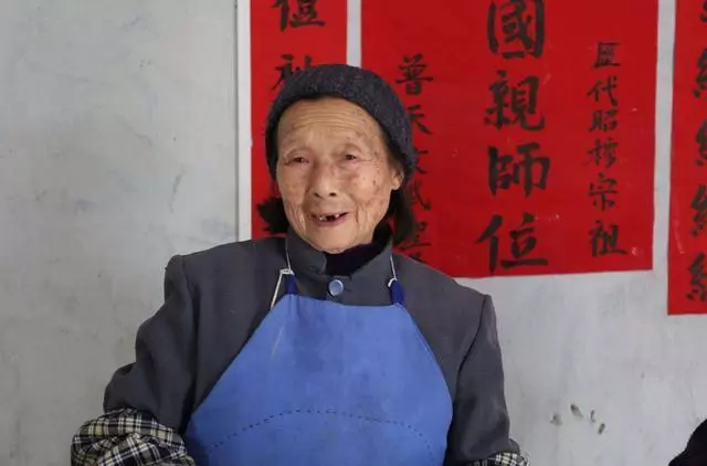 兒子倒插門,母親進城來送雞蛋,下班回家看見一桌子菜,兒子淚目