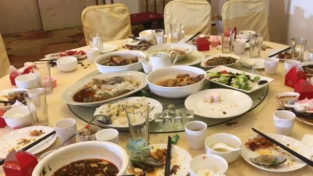 兒子倒插門,母親進城來送雞蛋,下班回家看見一桌子菜,兒子淚目