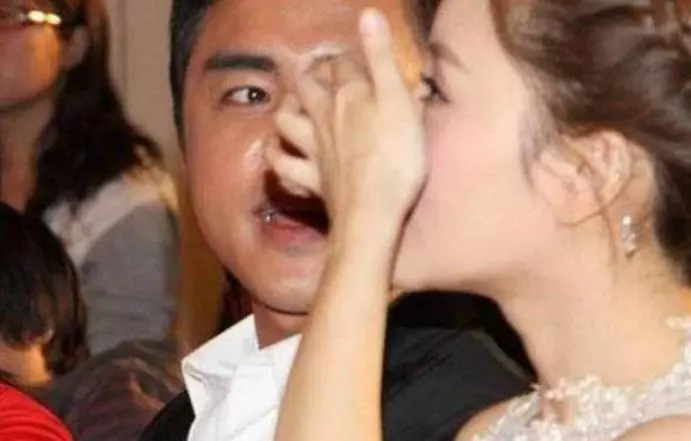李小璐喝水被嗆著,一旁的明道傻眼了,大家注意力卻放在最後一張!