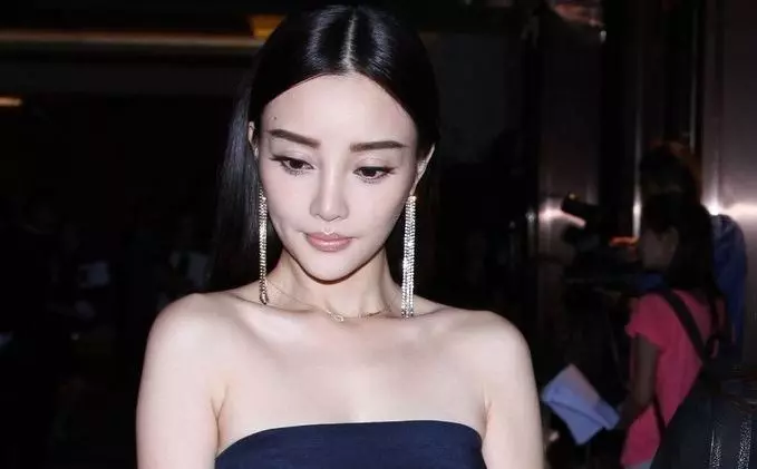 李小璐喝水被嗆著,一旁的明道傻眼了,大家注意力卻放在最後一張!