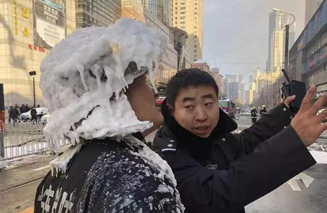 影》天寒地凍 消防員冰火五重天 這組照片令人暖了心