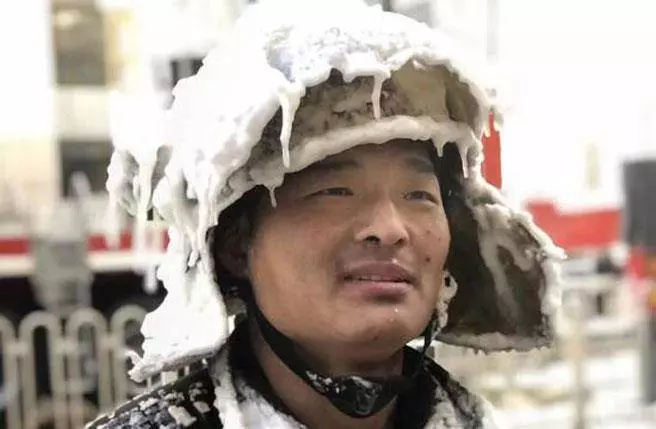 影》天寒地凍 消防員冰火五重天 這組照片令人暖了心