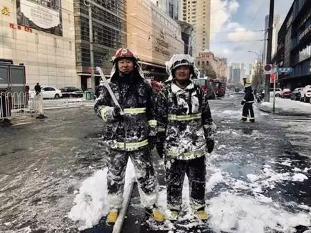 影》天寒地凍 消防員冰火五重天 這組照片令人暖了心