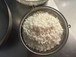 想吃鍋巴不用買,自己在家就能做出來,方法簡單,吃起來嘎嘣脆!