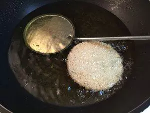 想吃鍋巴不用買,自己在家就能做出來,方法簡單,吃起來嘎嘣脆!