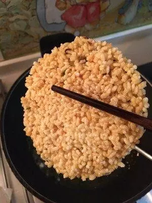 想吃鍋巴不用買,自己在家就能做出來,方法簡單,吃起來嘎嘣脆!