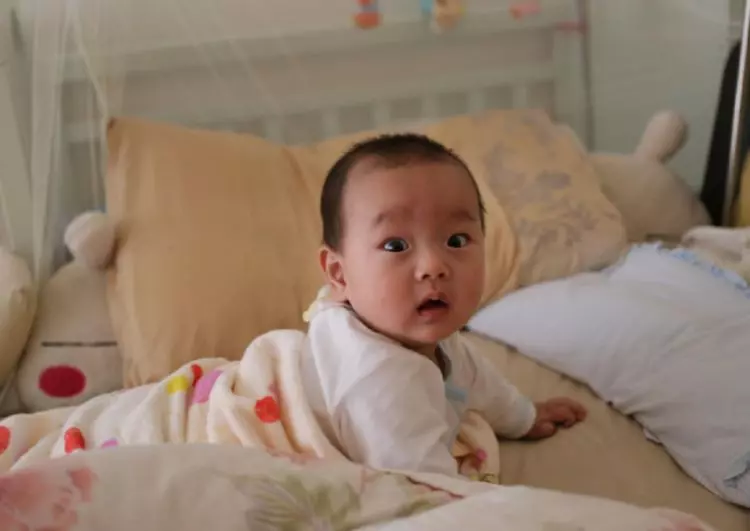老婆離世,兒子總抱著她的帽子睡覺,老公摸了摸,剪開後卻很意外