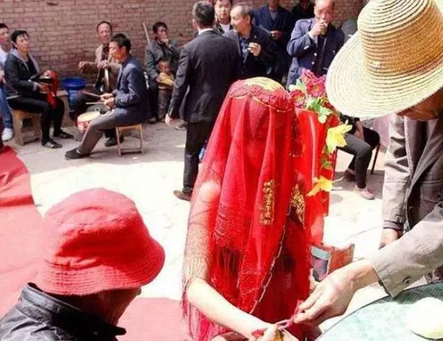 老太與拾荒大爺結婚,兒媳婚禮上大罵新郎,事後才知他身份不一般