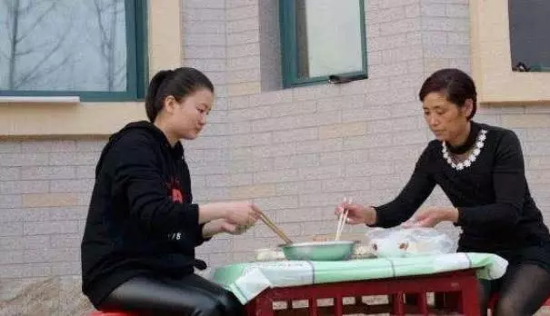 懷孕後婆婆來伺候,俺發現包里少一千塊錢,打開婆婆行李時俺淚目