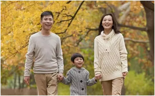 兒子車禍去世,5年後丈夫執勤攔下轎車,看到后座男孩後愣了