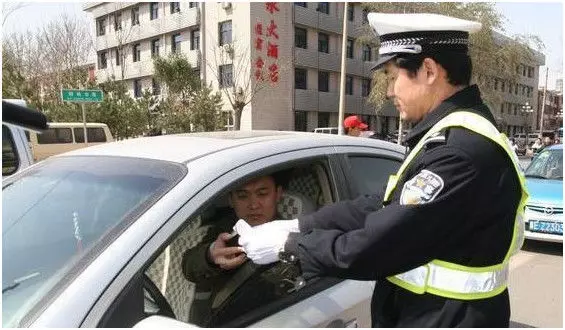 兒子車禍去世,5年後丈夫執勤攔下轎車,看到后座男孩後愣了