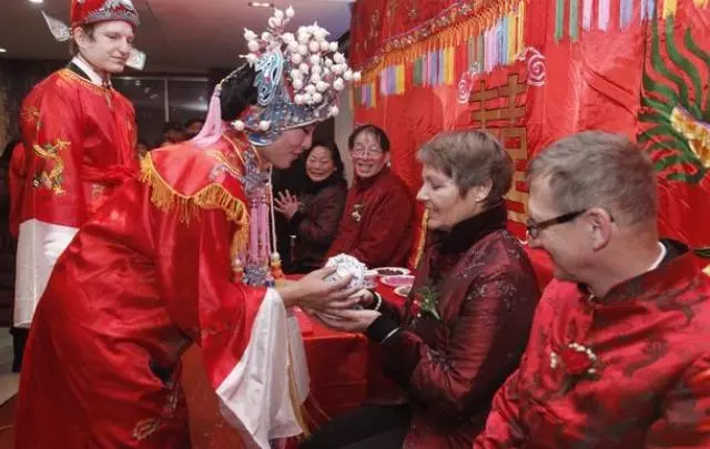 婚禮上,老公非要我給他下跪敬茶,我說六個字,老公全家成笑柄